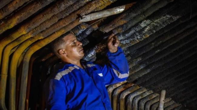 Un trabajador durante una reparación en la termoeléctrica Antonio Guiteras, de Matanzas.
