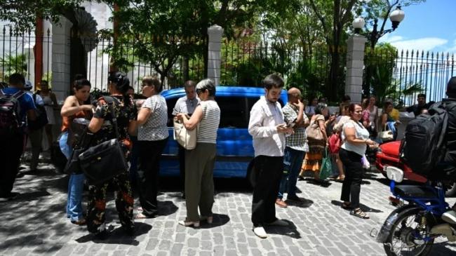 Personas reunidas en una calle de La Habana tras la alerta por el terremoto.