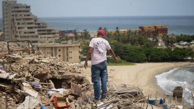 Una persona en una zona afectada por los terremotos, en Catia La Mar, Venezuela.