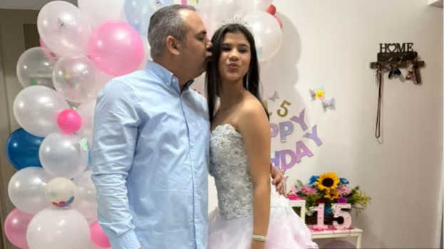 Vanessa Martínez junto a su padre.