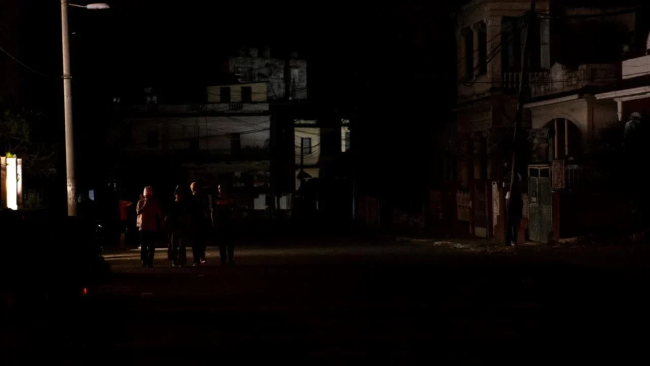 Una calle durante un apagón en Cuba.