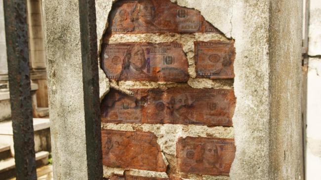 Pintura de dólares en una pared.