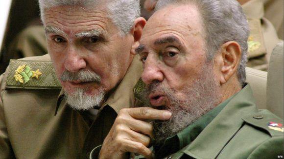 Ramiro Valdés junto a Fidel Castro.
