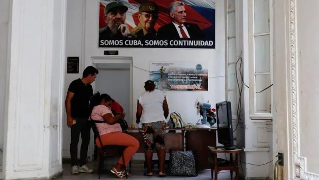 Cartel propagandístico en una oficina estatal cubana.