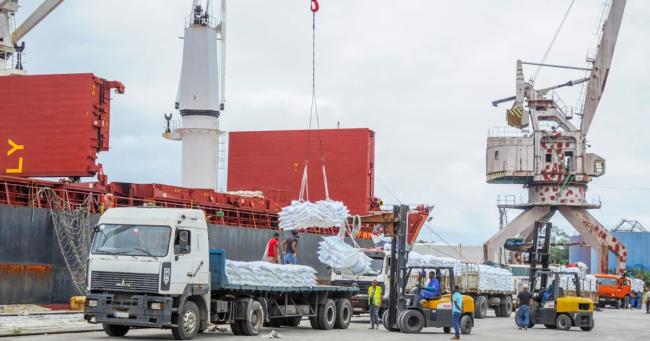 Descarga de un barco de mercancías en un puerto cubano.