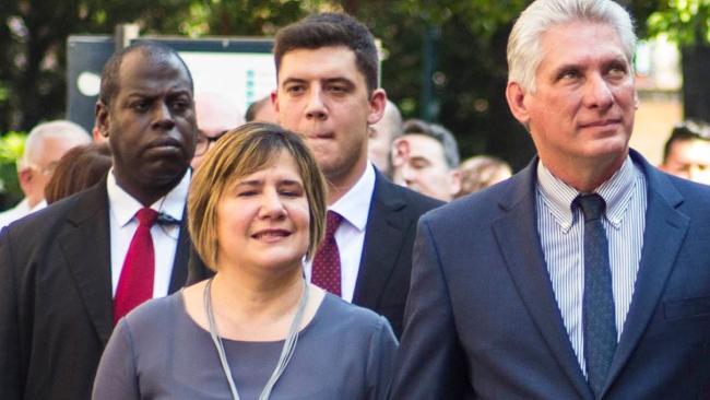 Lis Cuesta y Miguel Díaz-Canel. Detrás, Manuel Anido.