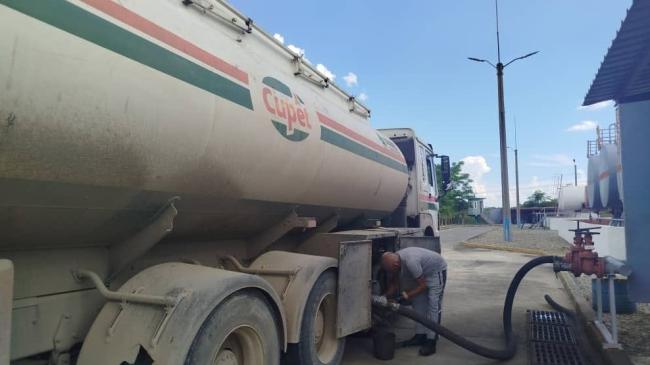 Un camión de CUPET en una gasolinera de Cuba.