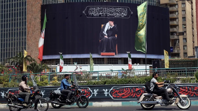 Cartel con la imagen del difunto líder supremo iraní, el ayatolá Ali Jamenei, en Teherán.