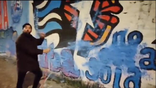Momento en el que Kadir Cruz borra el graffiti a favor del castrismo.
