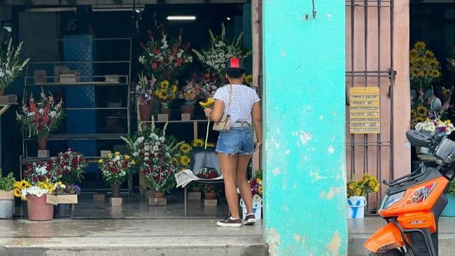 Una mujer en un punto de venta de flores en La Habana.