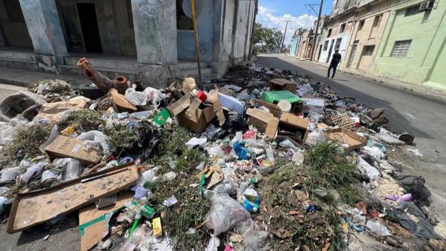 Basura sin recoger en una calle de La Habana.
