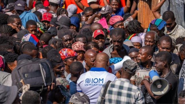Personal de la OIM entre desplazados haitianos por la violencia.