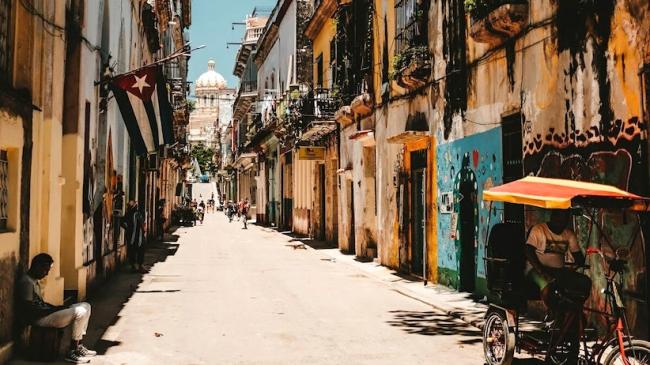 Una calle habanera y, al fondo, el Museo de la Revolución, antiguo Palacio Presidencial.