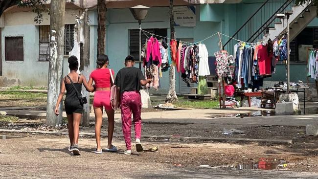 Mujeres en una calle de La Habana.