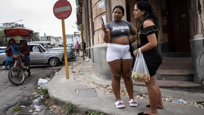 Mujeres en una calle de La Habana.