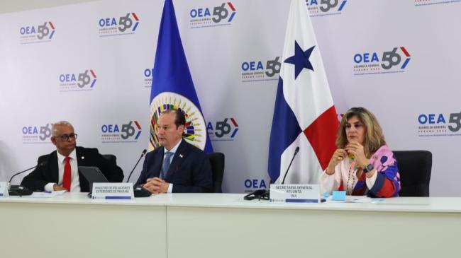 El canciller de Panamá (centro), Javier Martínez-Acha, durante la conferencia de prensa.