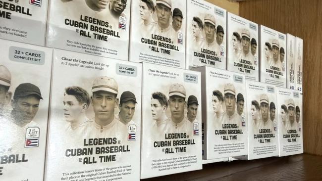 Cajas de los sets de las postales sobre leyendas del béisbol cubano.
