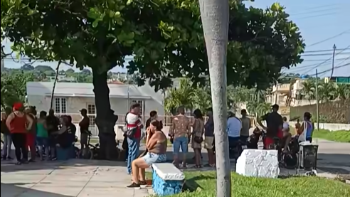 Vecinos protestan frente a la sede del Gobierno de Guanabo.