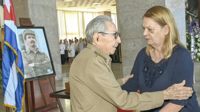 Raúl Castro y la viuda de Ramiro Valdés.