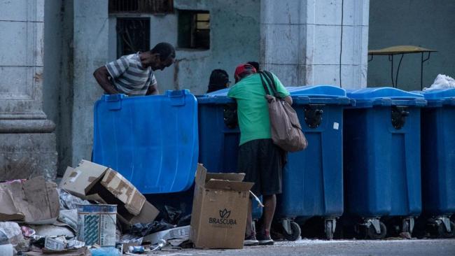 Cubanos hurgando en la basura.