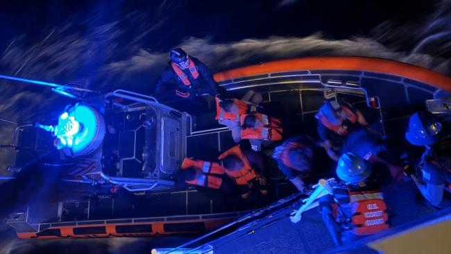 Rescate de los balseros cubanos en alta mar.