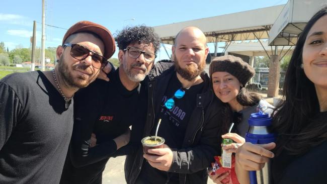 Ricardo Figueredo (segundo de izq. a der.) junto a varios de los personajes de su película.