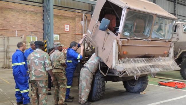 Militares cubanos y sudafricanos en un taller de reparación de equipos.