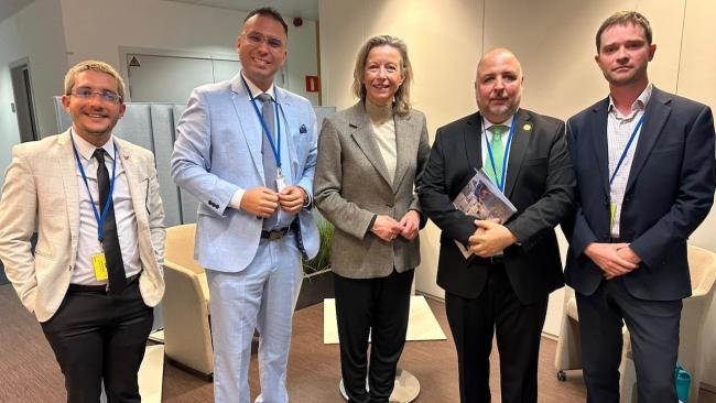 Kajsa Ollongren, representante especial de la Unión Europea para los Derechos Humanos, junto a activistas cubanos.