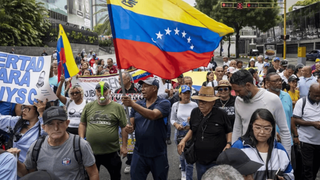Manifestantes en Caracas el 3 de junio exigiendo elecciones.