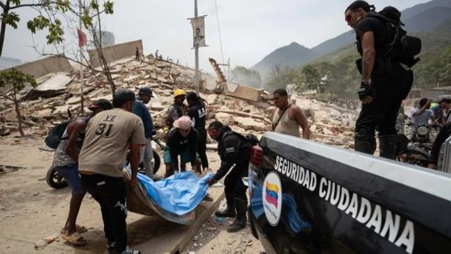 Voluntarios rescatan un cuerpo este jueves, en La Guaira. 