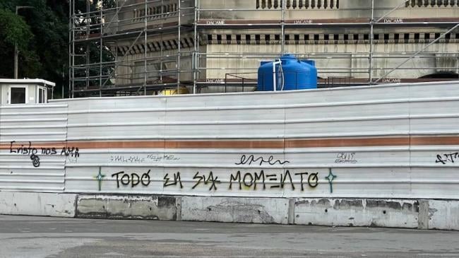 'Todo en su momento': graffiti en una valla de construcción en La Habana.