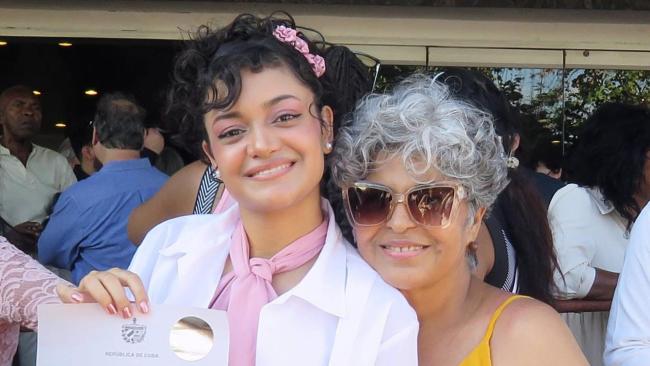La joven influencer y activista Anna Bensi y su madre.
