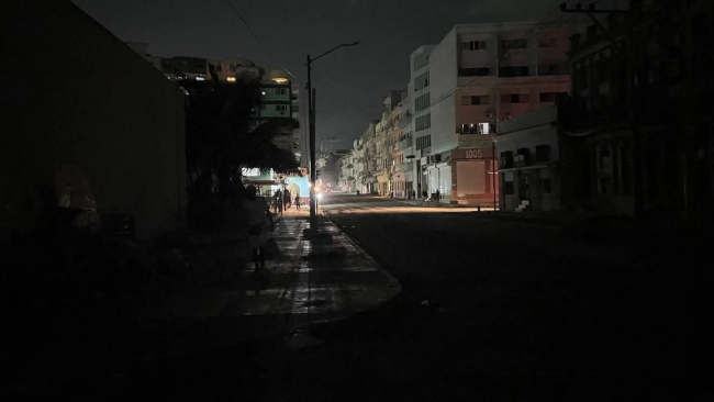 Una calle durante un apagón en Cuba.