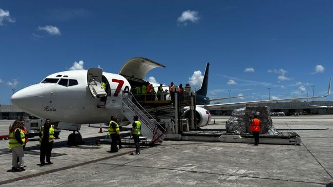 Operación de carga del avión con ayuda humanitaria de EEUU a Cuba.