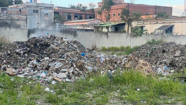Un vertedero de basura parcialmente quemado en La Habana.