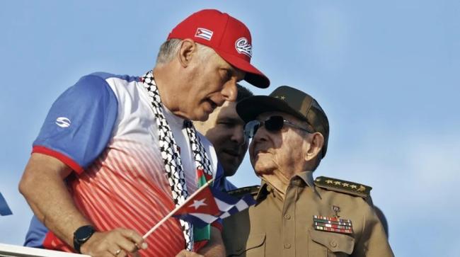 'El Cangrejo', entre Díaz-Canel y su abuelo Raúl Castro.