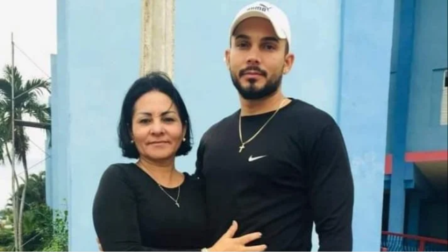 Ángel Jesús Véliz Marcano junto a su madre, Ailex Marcano.