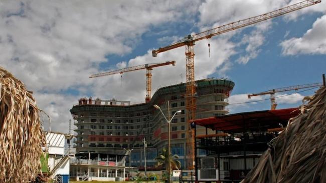 Construcción de un hotel en La Habana.