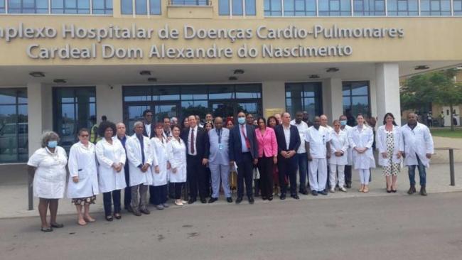 Ministro de Salud Pública con médicos cubanos en Angola