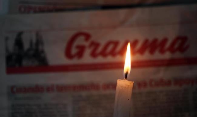 Una vela prendida durante un apagón en Cuba.