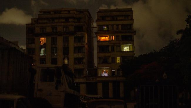 Un edificio en La Habana durante un apagón.