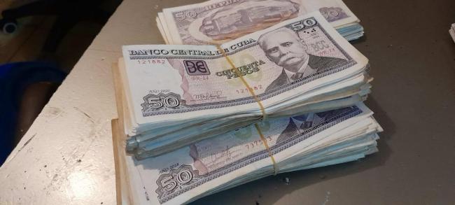 Fajos de pesos cubanos.