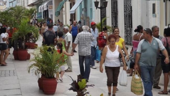 Cubanos en una ciudad de la Isla.