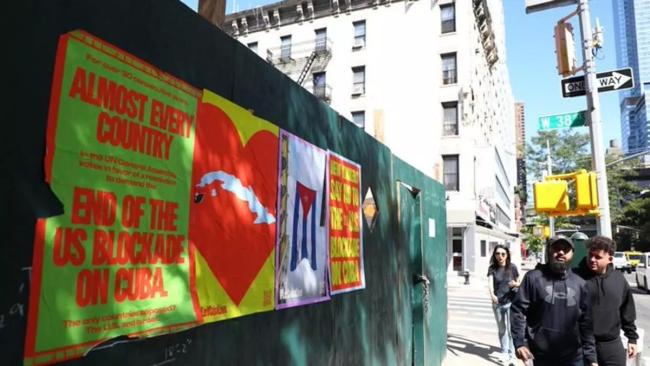 Carteles a favor de régimen cubano en Nueva York.