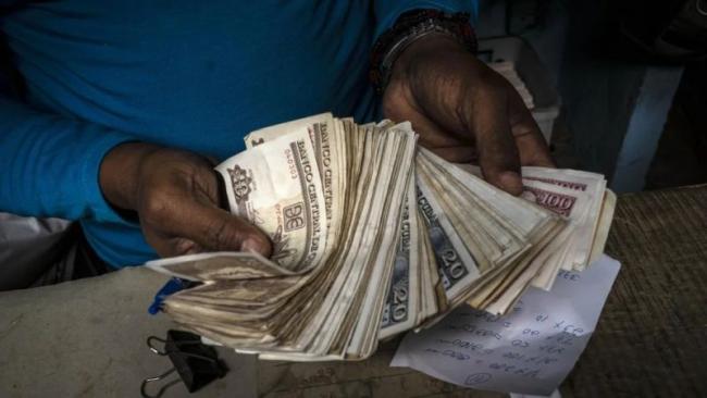Fajo de pesos cubanos.
