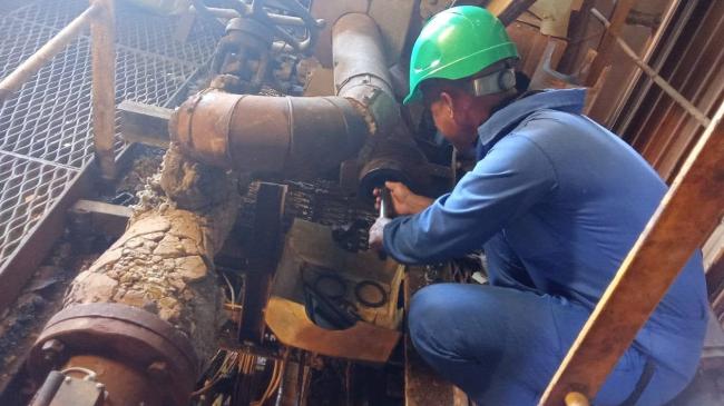 Un obrero examina una instalación de la Termoeléctrica Antonio Guiteras, de Matanzas.