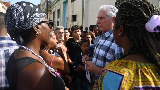 Miguel Díaz-Canel con residentes de Centro Habana.