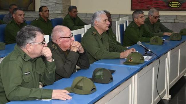 Díaz-Canel rodeado de militares este viernes en La Habana.