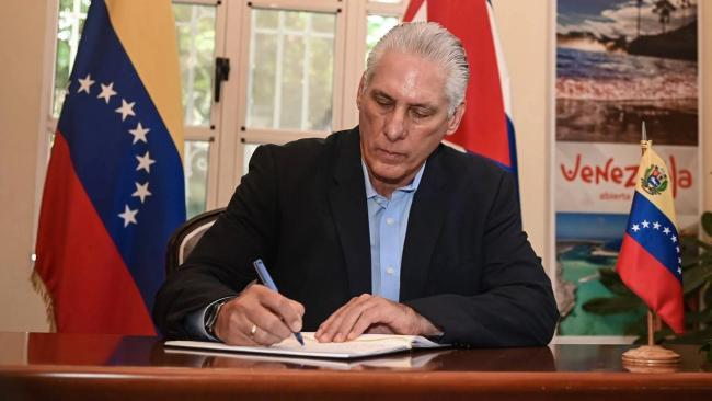 Miguel Díaz-Canel firma el libro de condolencias en la Embajada de Venezuela en Cuba.