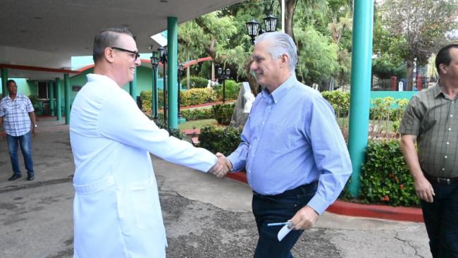 Díaz-Canel en una parada en sus recorridos.